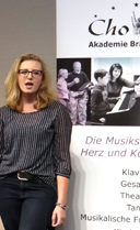 Eine Schülerin auf der Bühne beim Konzert der Chorus-Akademie, Musikschule Braunschweig